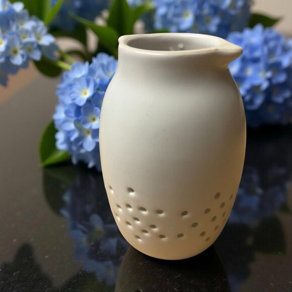 Chantal Ceramic Teapot With Infuser & Lid White Round Design 3-Piece Set - Picture 4 of 6